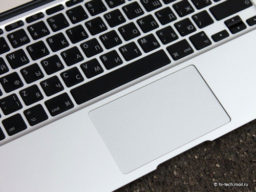 Apple MacBook Air 13 Mid 2011 MC965RS/A вид сбоку